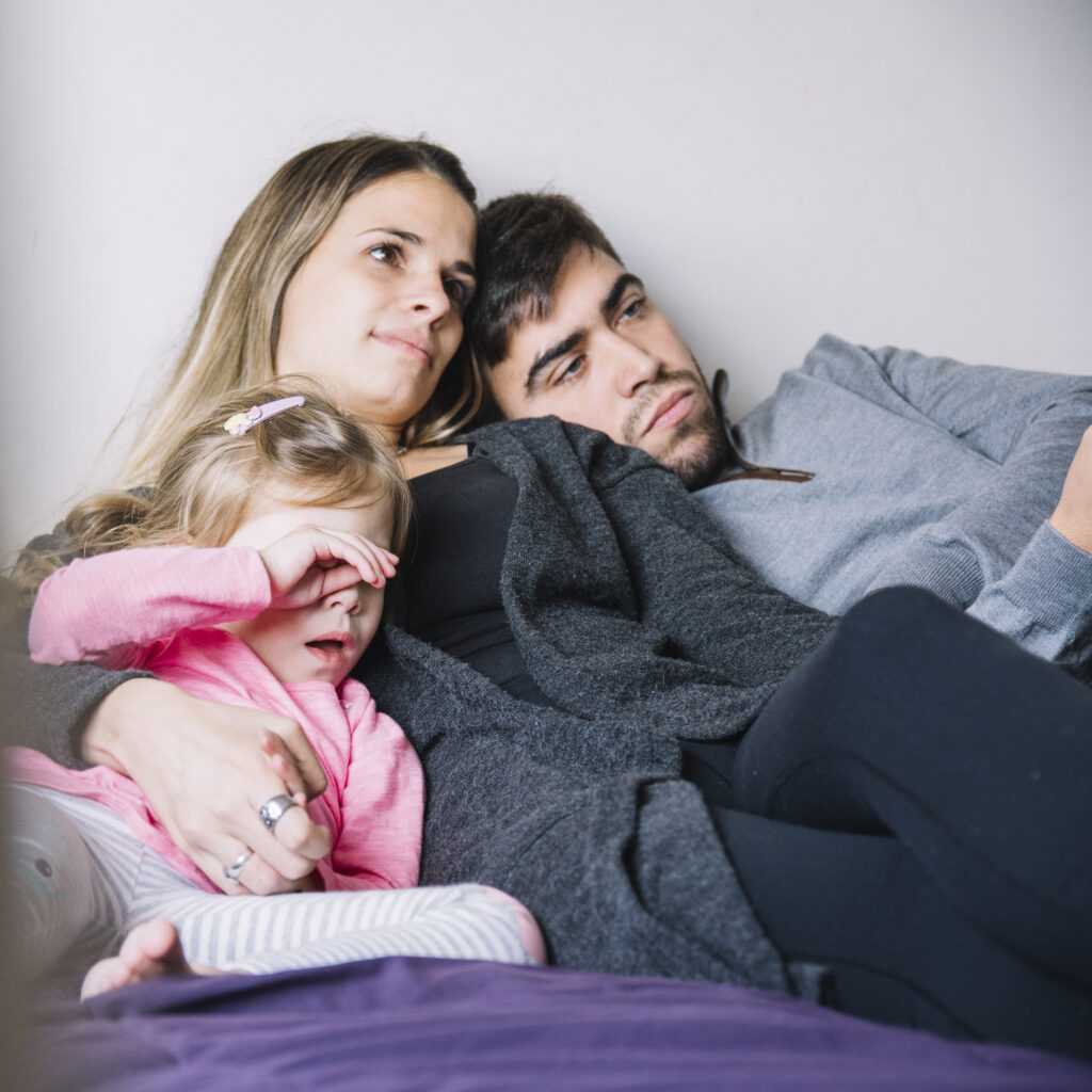 portrait-family-relaxing-bed